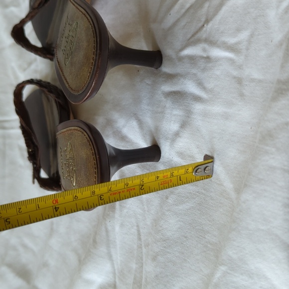 Slide into these weaved heeled sandles - Picture 4 of 6